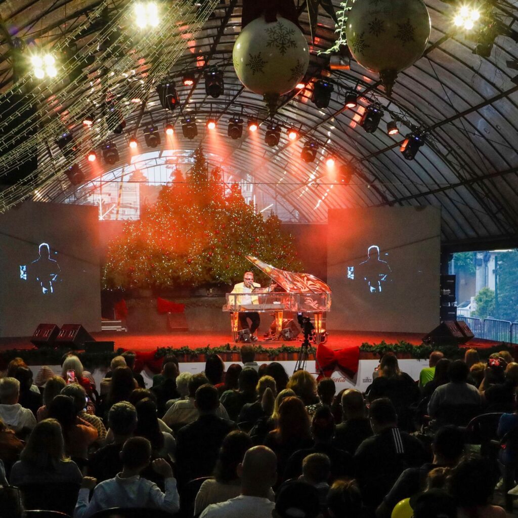 Apresentações artísticas na Rua Coberta no Natal Luz em Gramado - Foto Cleiton Thiele - Serra Press