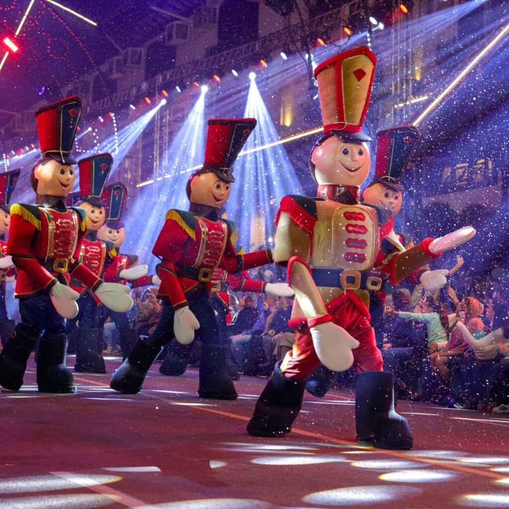 Os soldadinhos de chumbo gigantes encantam o público durante O Grande Desfile de Natal no Natal Luz Gramado 2024 - Foto Cleiton Thiele
