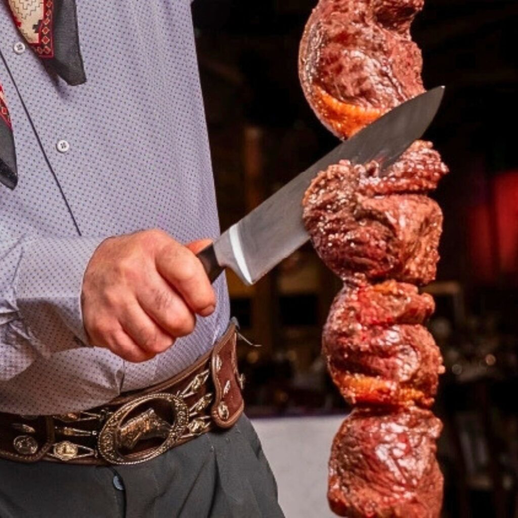 Churrascaria em Gramado e Canela viva o jantar temático Noite Gaúcha