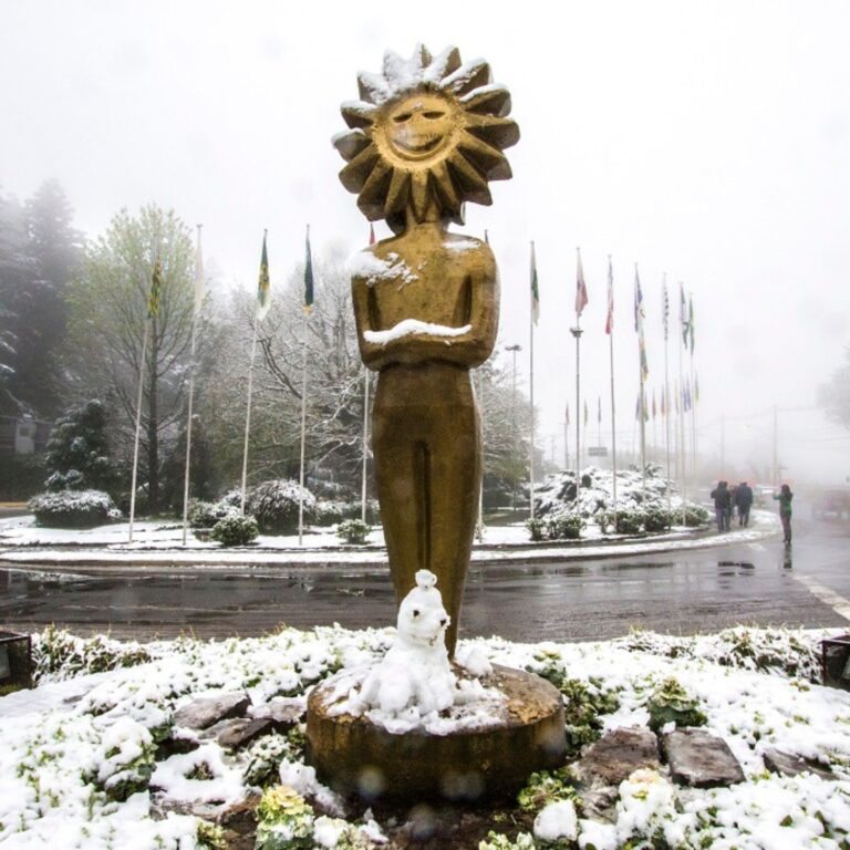 Neve no inverno em Gramado Praça das Bandeiras 2013 - Foto Cleiton Thiele
