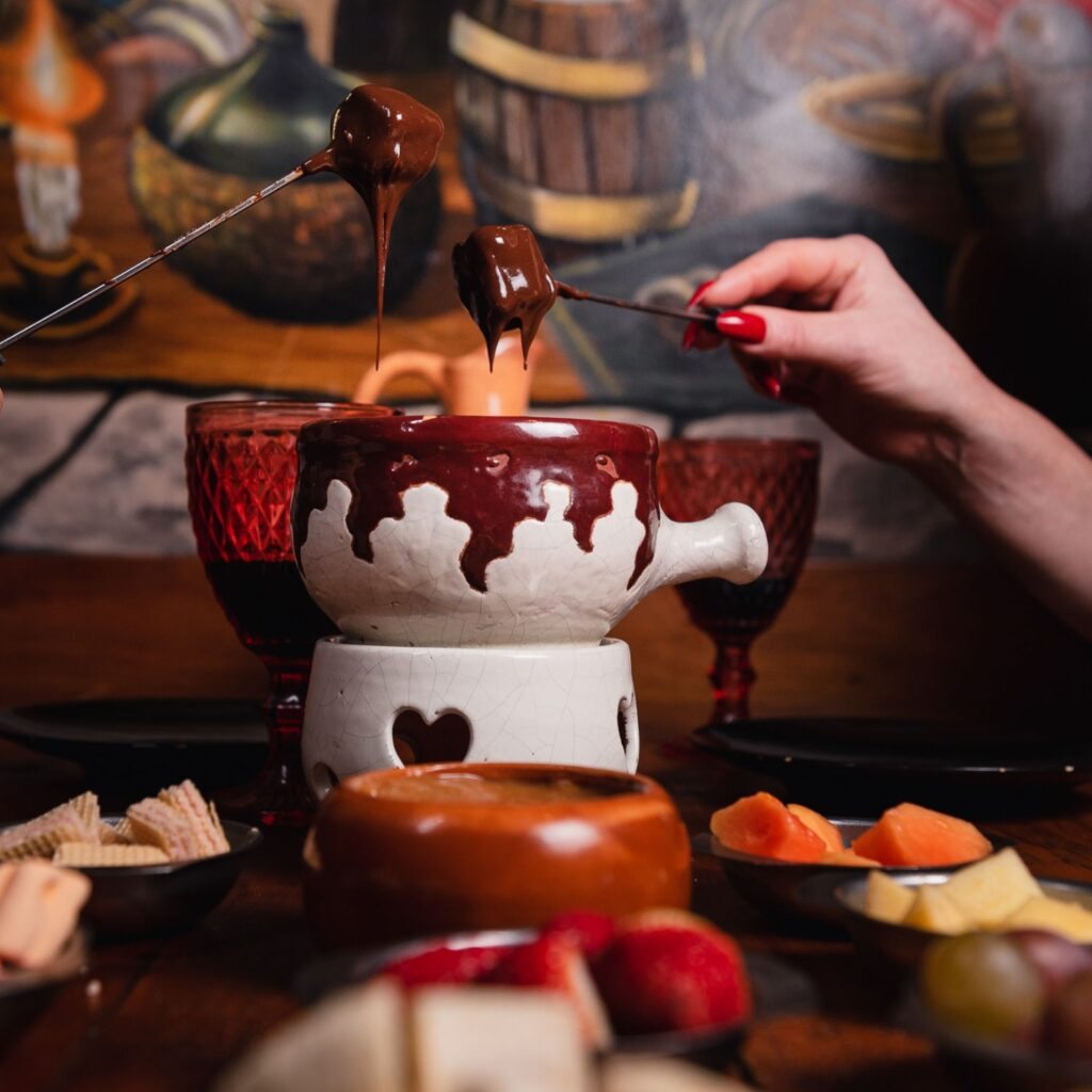 Sequência de fondue em Gramado no restaurante temático Castelo Landelom