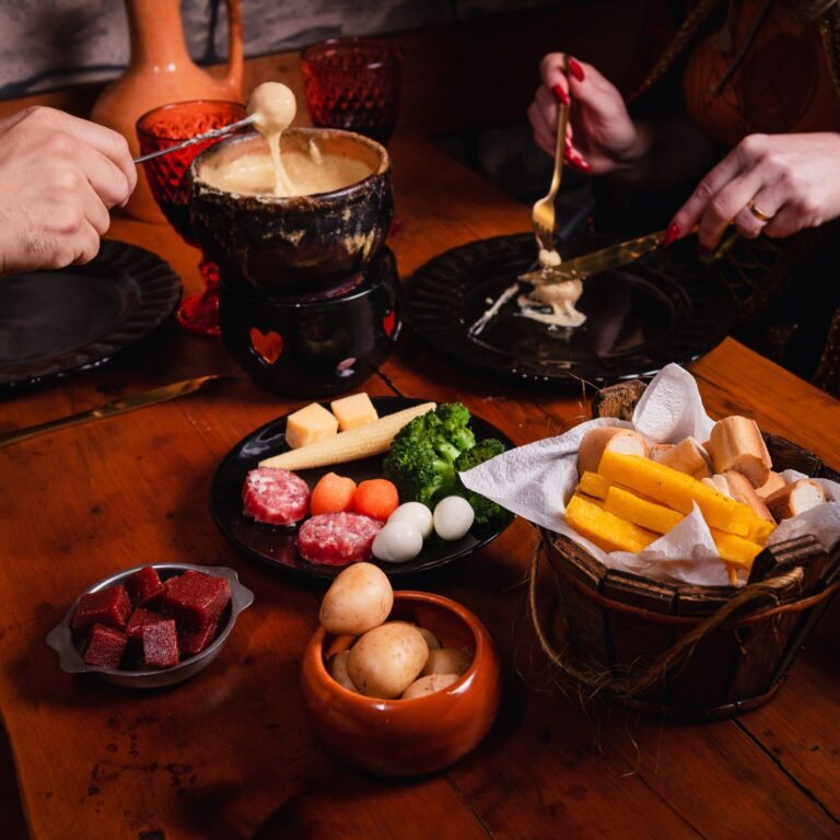 Sequência de fondue em Gramado queijo no restaurante temático Castelo Landelom