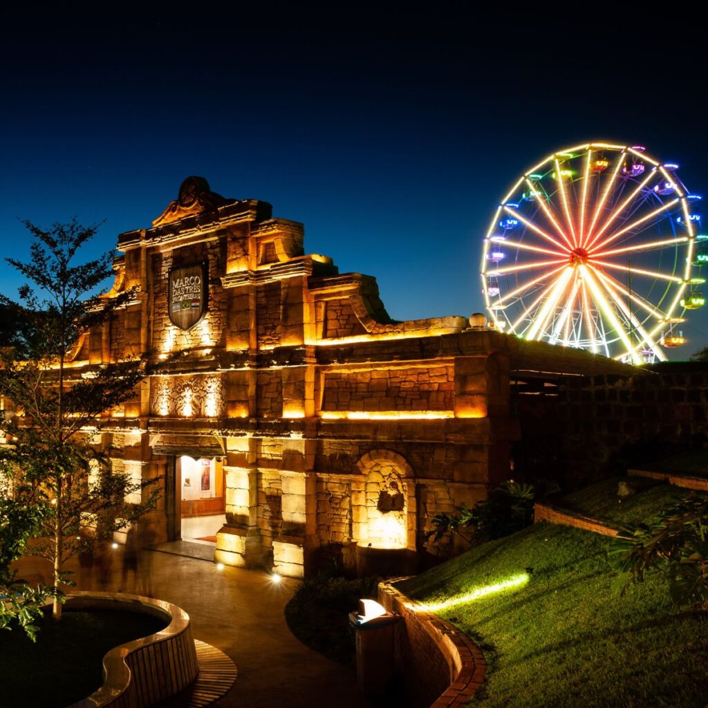 Marco das 3 fronteiras e ao fundo Yup Star Roda Gigante de Foz do Iguaçu