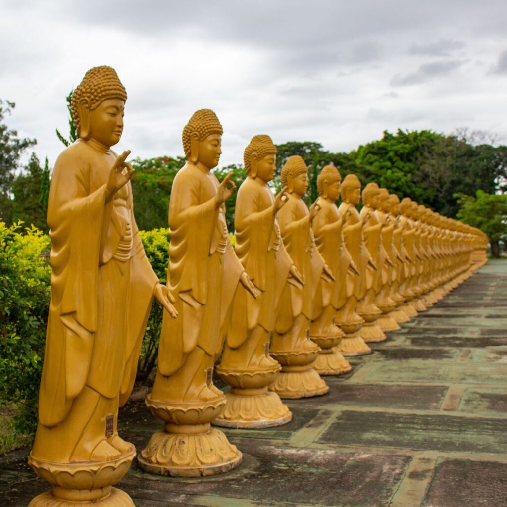 Estátuas do Buda Amitabha Templo Budista em Foz do Iguaçu conheça um pedacinho do Oriente no Brasil Blog TourFácil